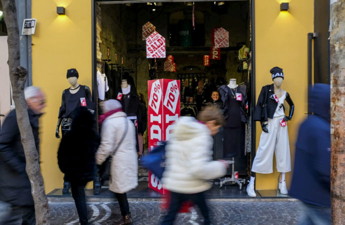 Ingressi contingentati nelle vie dello shopping