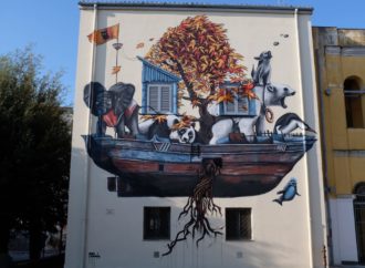 Un murales su ambiente e migranti