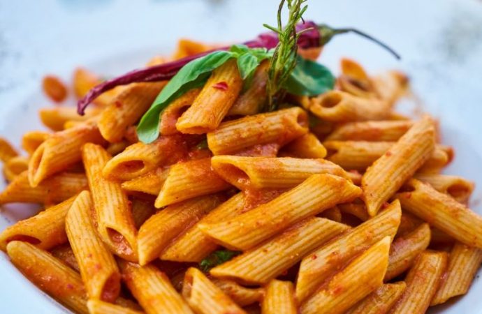 Dona un piatto di pasta con una foto