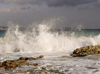 Una batteria che si ricarica con acqua di mare